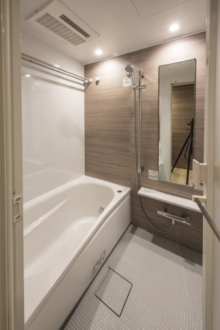 バス・シャワールーム　浴室乾燥機付き♪