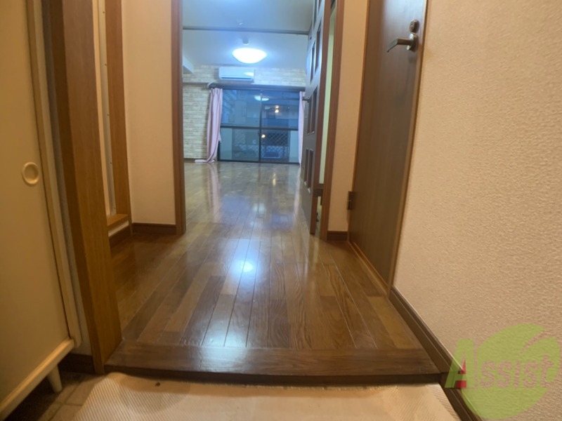 玄関　玄関から撮影しました。敷居が高くなくていいですね。