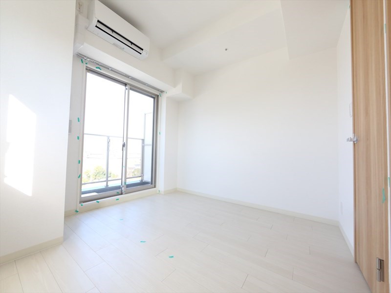 バルコニー　洋室6.8帖　収納付　エアコン完備　バルコニーに面しています