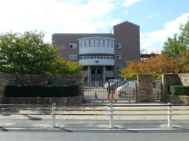 中学校　大和郡山市立郡山南中学校（中学校）まで690m