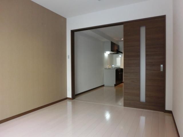 居室・リビング　バルコニー側からみた居室です