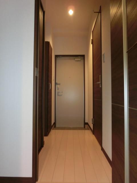 玄関　ダウンライトのついたオシャレな玄関