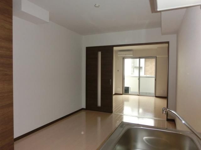 その他部屋・スペース　キッチン側から見た居室です