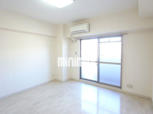 居室・リビング　白を基調としたお部屋は開放感があります。