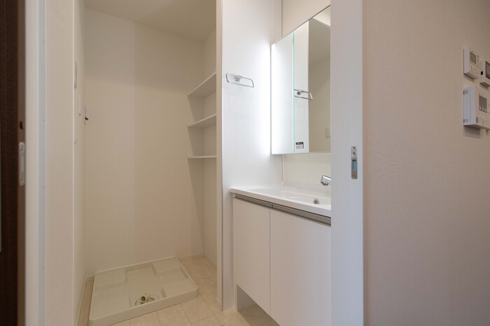 洗面設備　シャワー付き洗面化粧台