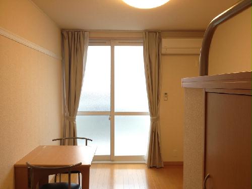 居室・リビング　ナチュラルな木目と白を基調とした室内