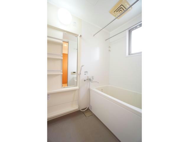 バス・シャワールーム　窓があって換気しやすい♪