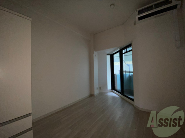 居室・リビング　６帖の洋室です。広々として、きれいですね。