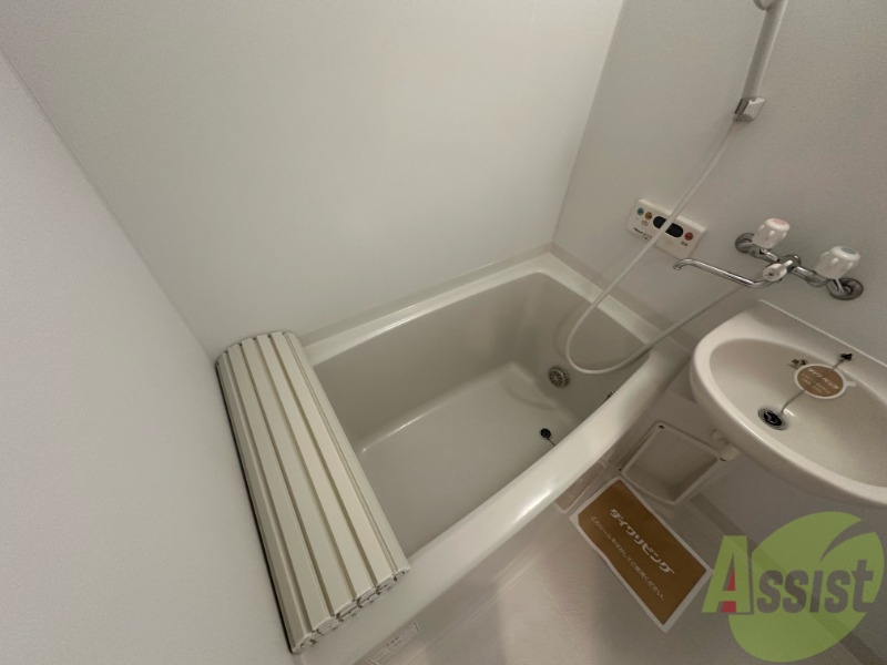 バス・シャワールーム　こちらはお風呂。一日の疲れをここで癒してください。