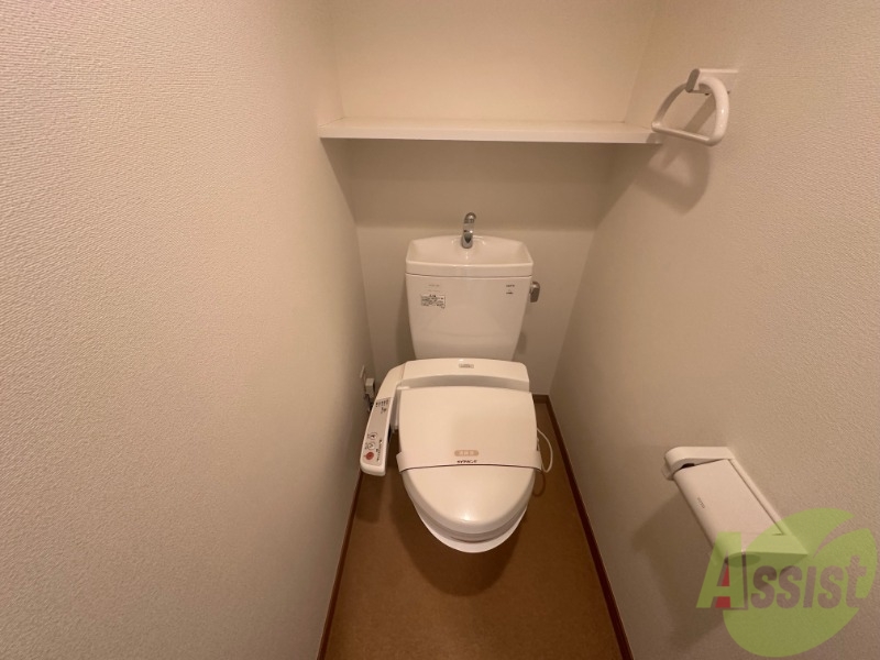 トイレ　ウォシュレット機能がついているので安心ですね。
