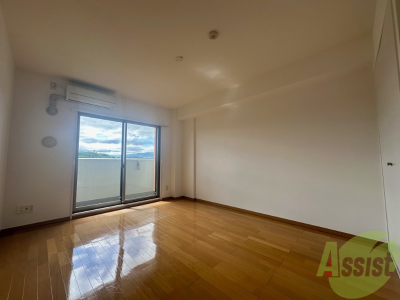 居室・リビング　リビングはこんな感じです。窓が大きくて良く陽が入ってきます。