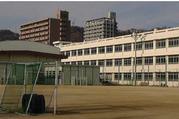 小学校　広島市立中山小学校（小学校）まで350m