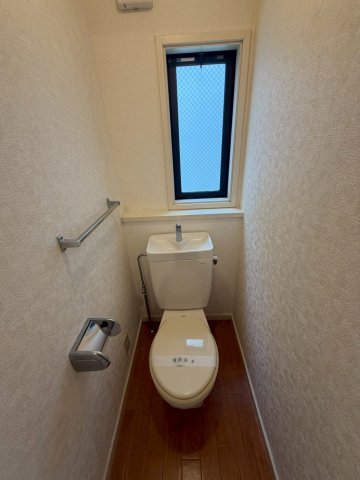 トイレ　窓付きで換気がしっかりできます