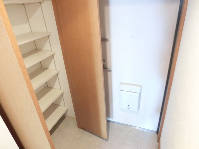 玄関　※同物件別部屋参考写真