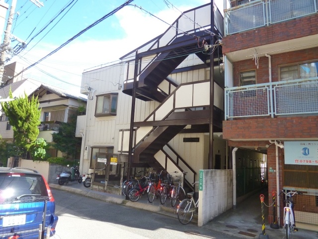 建物外観　モニター付きインターホンで安心♪