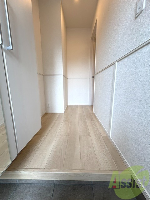 玄関　玄関は、段差があまりないので出入りが楽そうです。