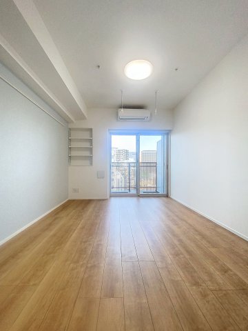 居室・リビング　落ち着いた色合いの床材を使用した居住空間です。