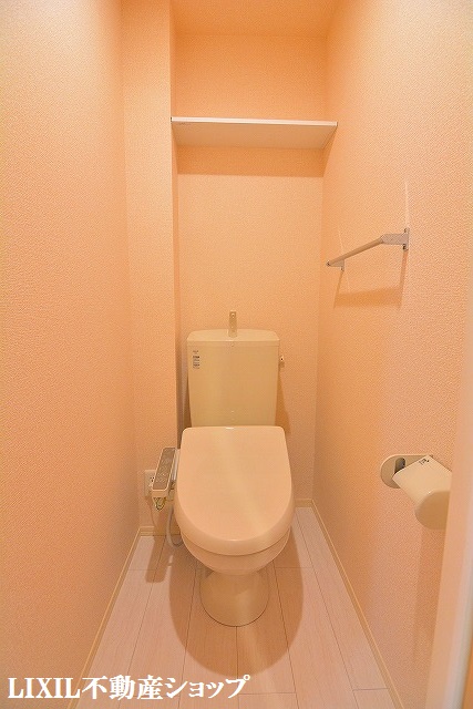 トイレ　上部に収納棚のある温水洗浄便座付のトイレです。