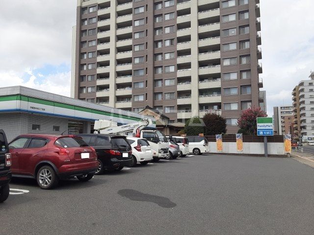 コンビニ　ファミリーマート宇都宮中央三丁目店（コンビニ）まで686m