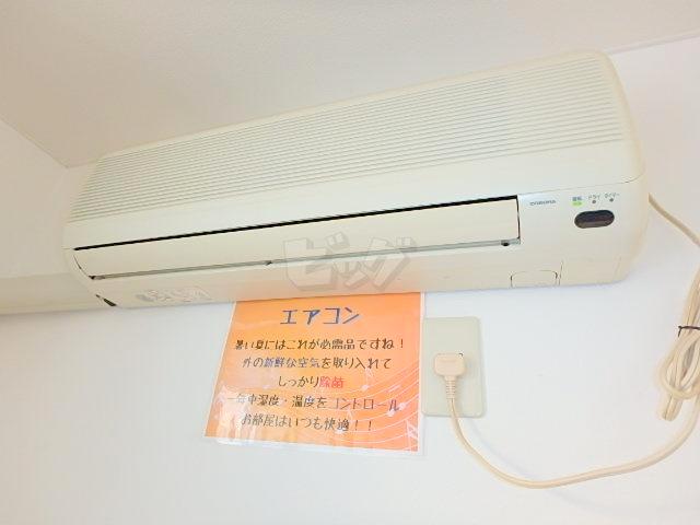 その他設備　夏もカラッと快適♪エアコン付きです！