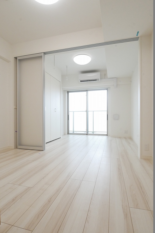 居室・リビング　落ち着いた色合いの床材を使用した居住空間です。