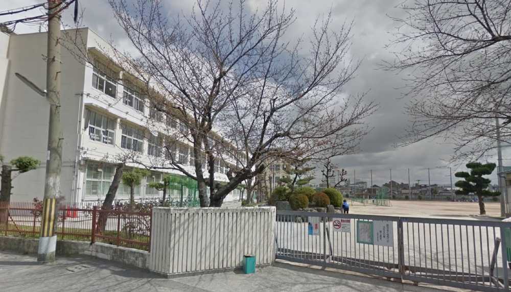 中学校　三国ヶ丘中学校（中学校）まで827m