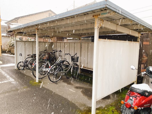 その他共有部分　屋根付きの駐輪場は無料です◎