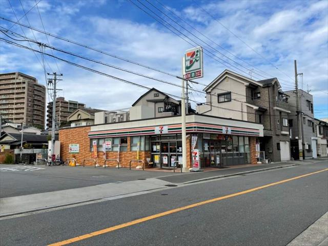 コンビニ　セブンイレブン（コンビニ）まで896m
