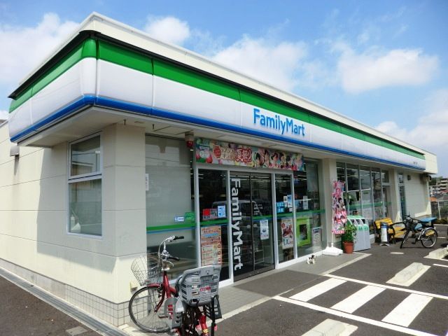 コンビニ　ファミリーマート東浦和三丁目店（コンビニ）まで520m
