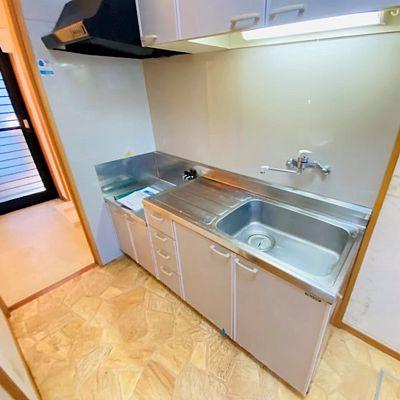 キッチン　※写真は別号室のものですので現状優先とさせていただきます