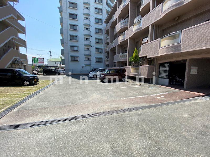 駐車場　※写真は別号室のものですので現状優先とさせていただきます