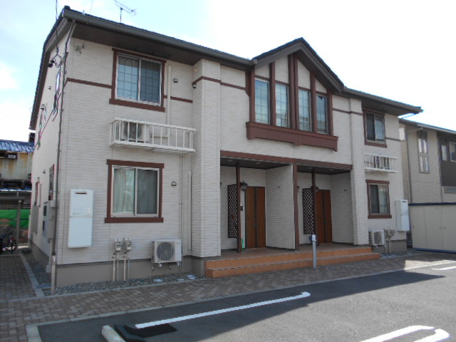 建物外観　建物玄関側（北面）を北東方向より撮影