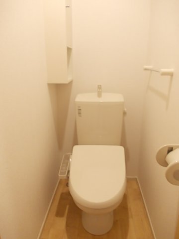 トイレ　落ち着いた色調のトイレです