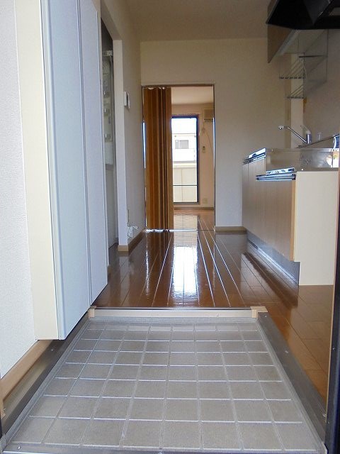 玄関　写真は101号室です
