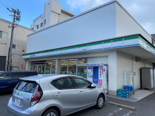 コンビニ　ファミリーマート（コンビニ）まで602m