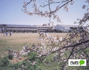 中学校　君津市立君津中学校（中学校）まで885m