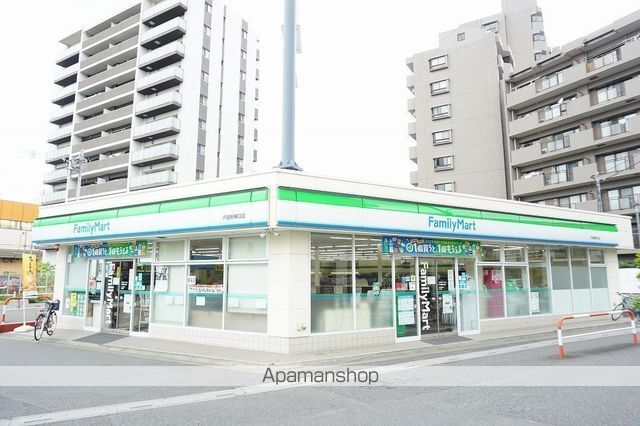 コンビニ　ファミリーマート戸田駅東口店（コンビニ）まで176m