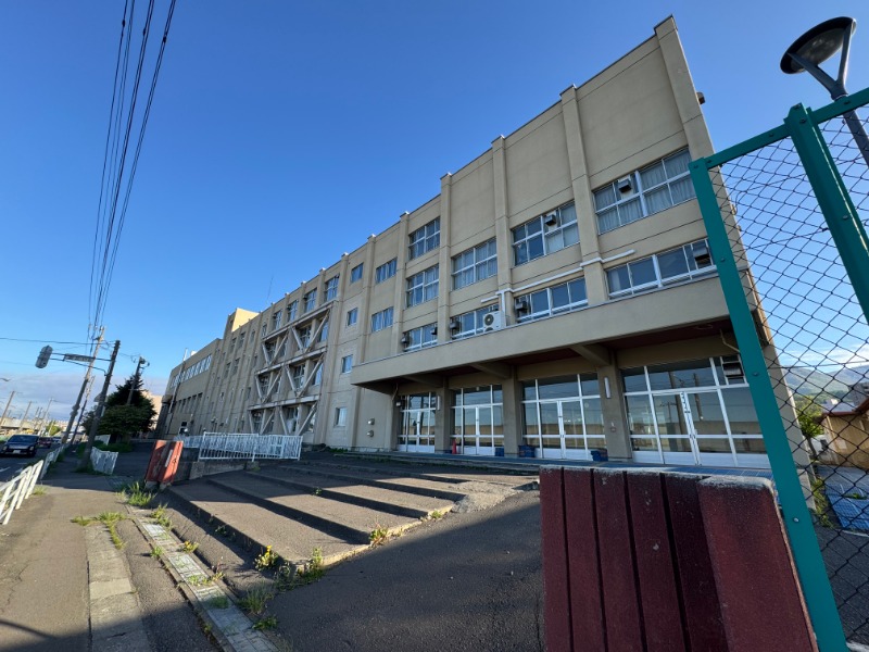 小学校　札幌市立富丘小学校（小学校）まで971m