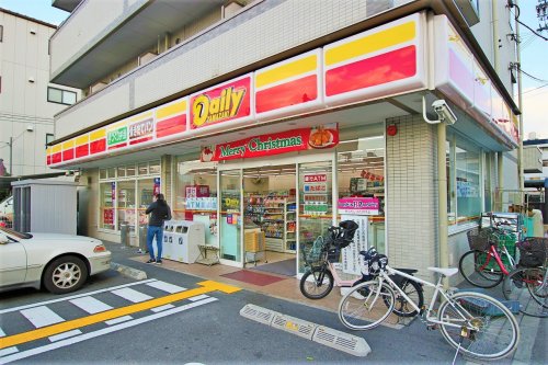 コンビニ　デイリーヤマザキ 南巽駅前店（コンビニ）まで696m