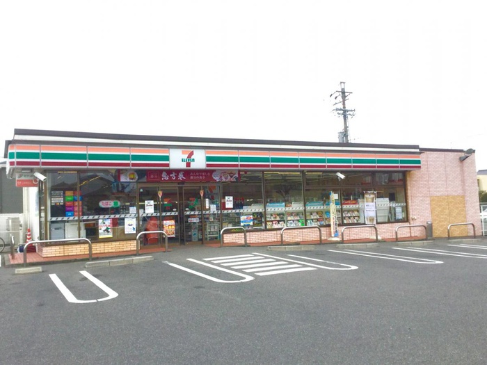 コンビニ　セブンイレブン（コンビニ）まで448m