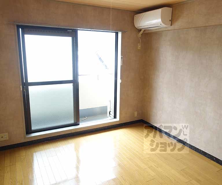 山岡マンションの居間写真