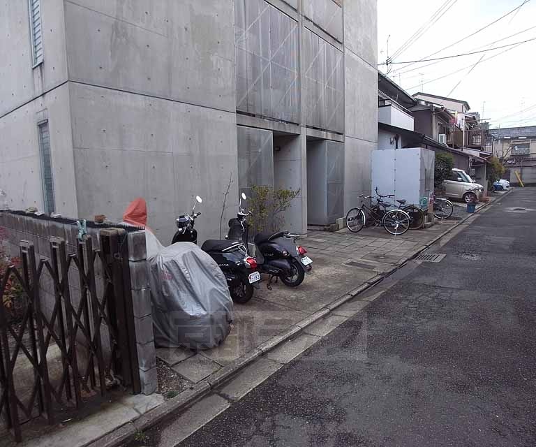 地下鉄東西線 太秦天神川駅 徒歩9分 3階建 築39年の外観写真