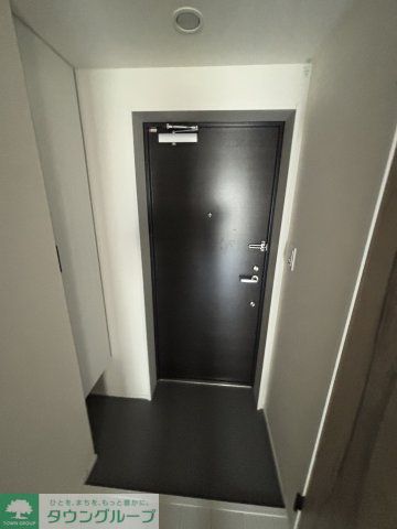 玄関　★奇数階・偶数階で木材や壁の色が異なります。