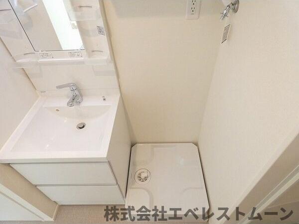 洗面設備　ゆったりとスペースのある洗面所
