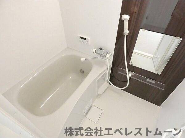 バス・シャワールーム　コンパクトで使いやすいお風呂です