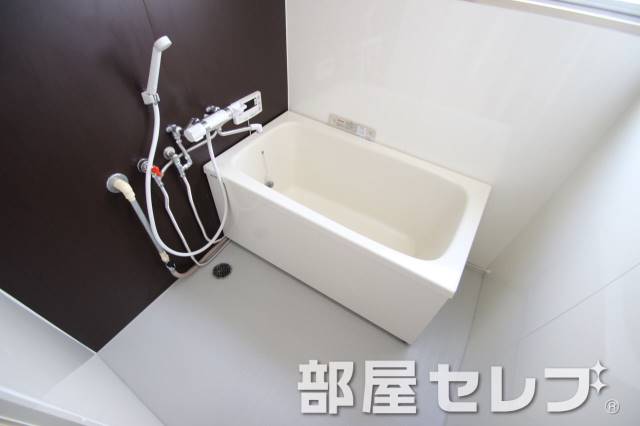 バス・シャワールーム　追い焚き付きの広い浴室。