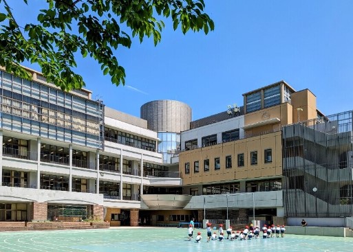 小学校　千代田区立麹町小学校（小学校）まで488m