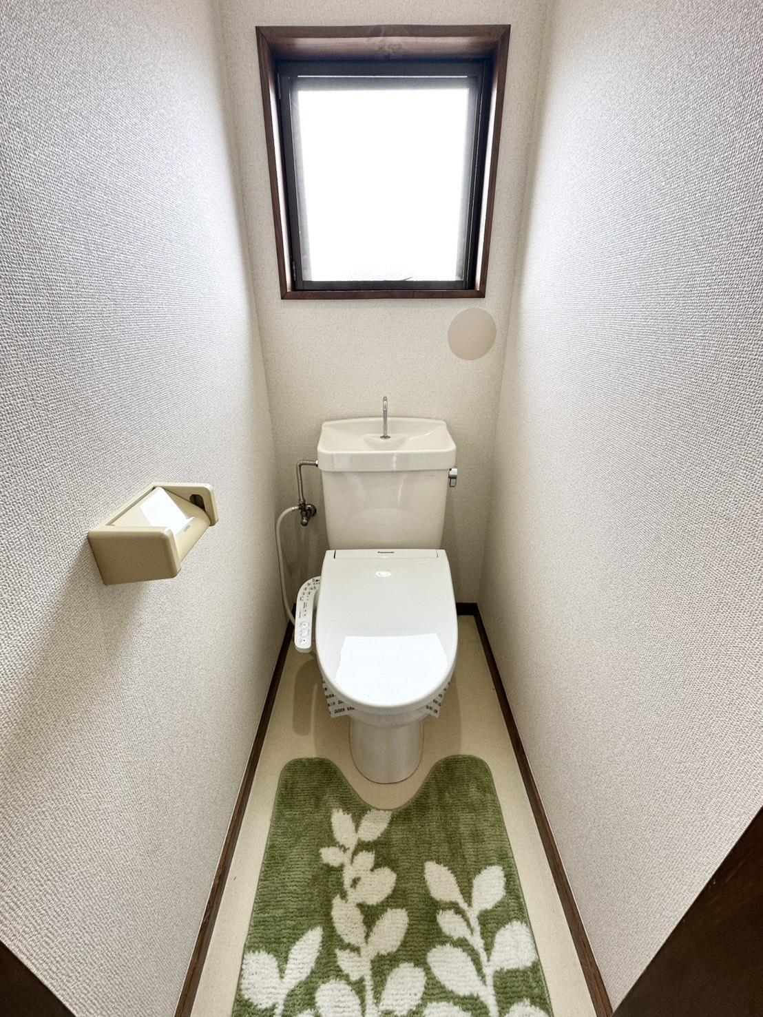 トイレ　シャワ－機能付きトイレです。窓もあり換気もバッチリです。