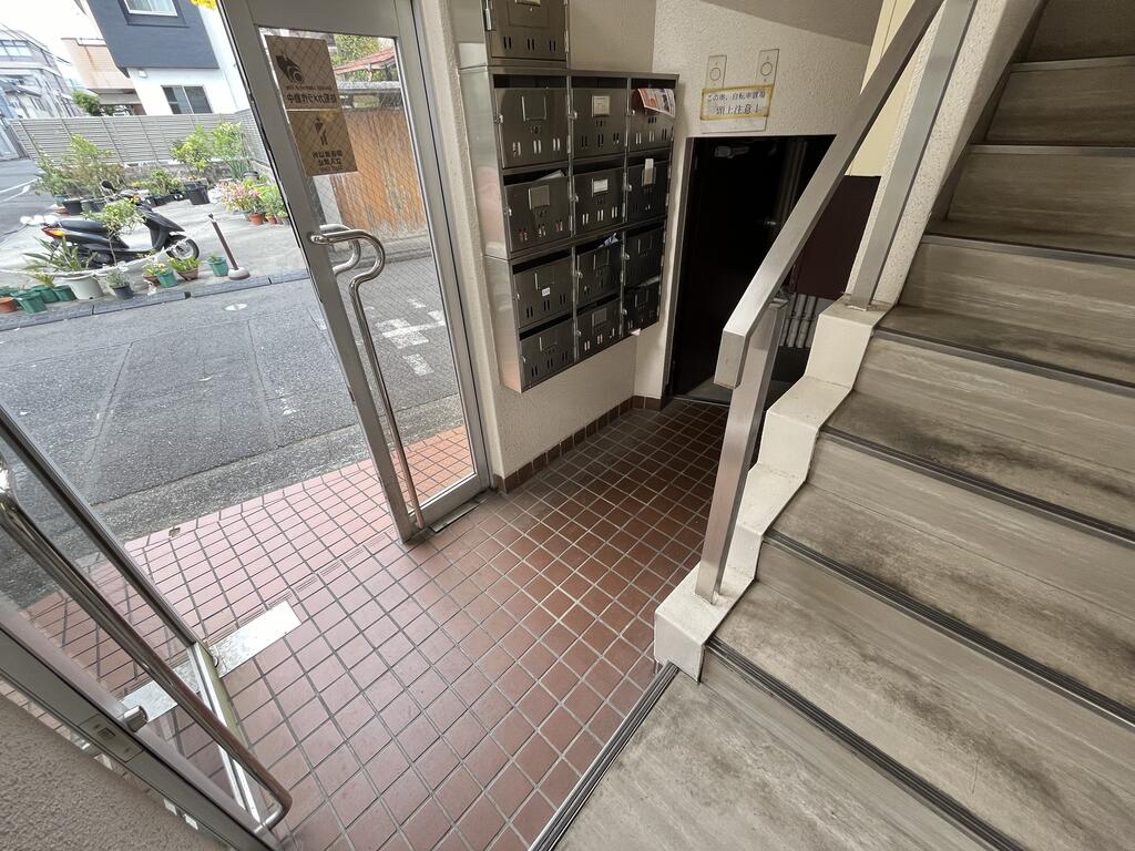 【静岡市葵区水落町のマンションのエントランス】