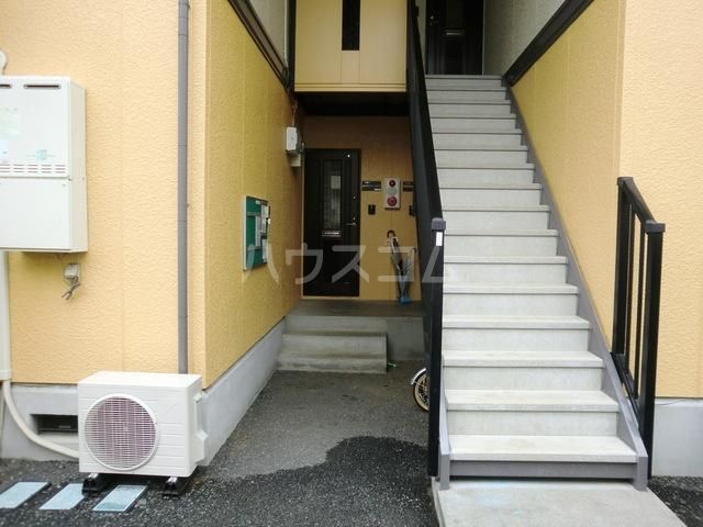 【狛江市和泉本町のアパートのエントランス】